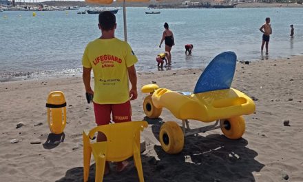 Arona amplía el servicio de baño adaptado a la playa de Las Galletas durante julio y agosto