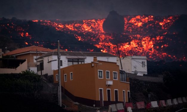 El volcán engulle casi 200 viviendas en su avance hacia la costa