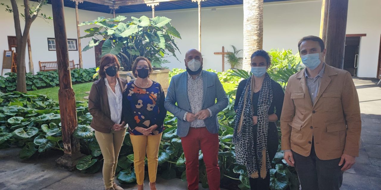 Puerto de la Cruz se reúne con representantes de la Asociación de Antiguos Alumnos de la Universidad de La Laguna  