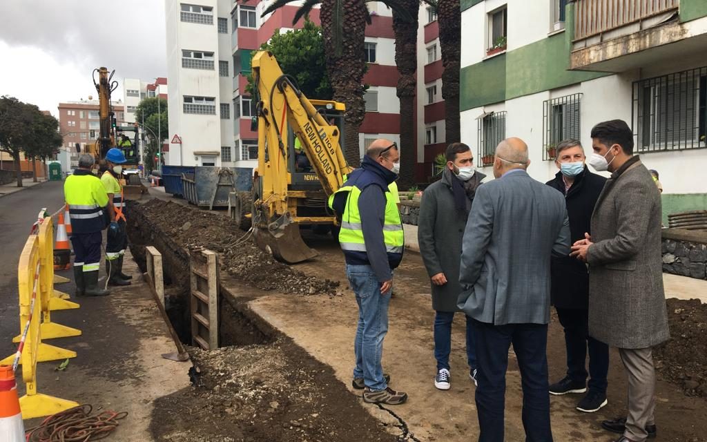 La renovación urgente de la red de saneamiento en la calle Arturo Vergara da paso a la repavimentación de la vía 