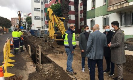 La renovación urgente de la red de saneamiento en la calle Arturo Vergara da paso a la repavimentación de la vía 