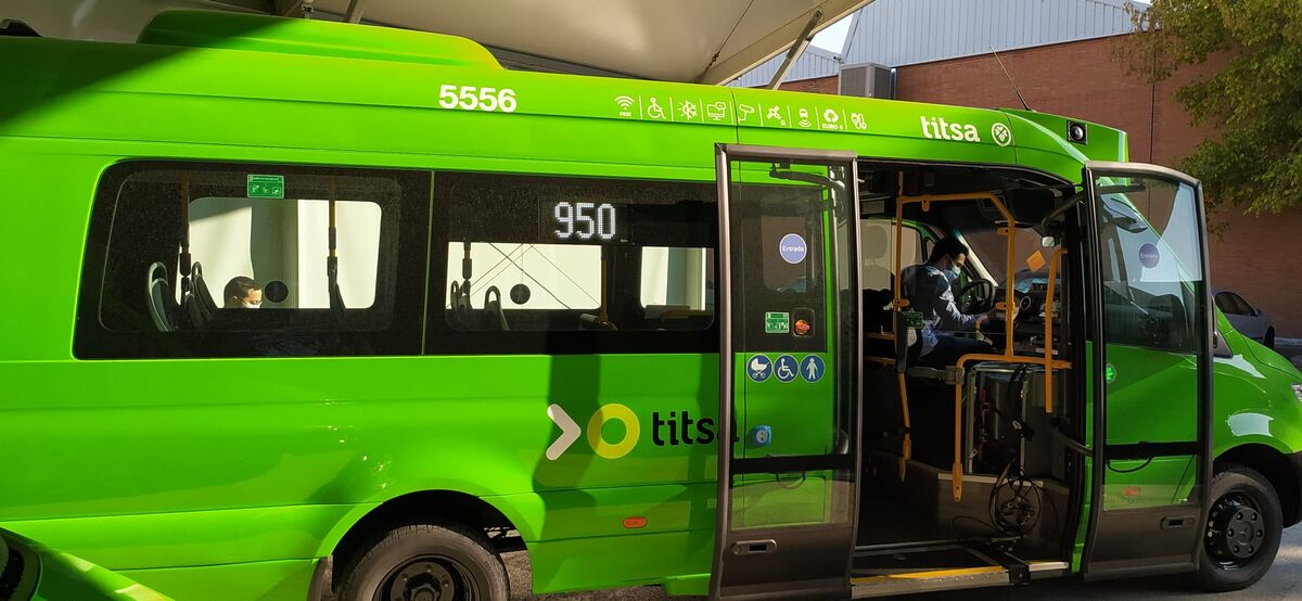El Ayuntamiento y Titsa incorporan cuatro nuevos microbuses al servicio urbano 