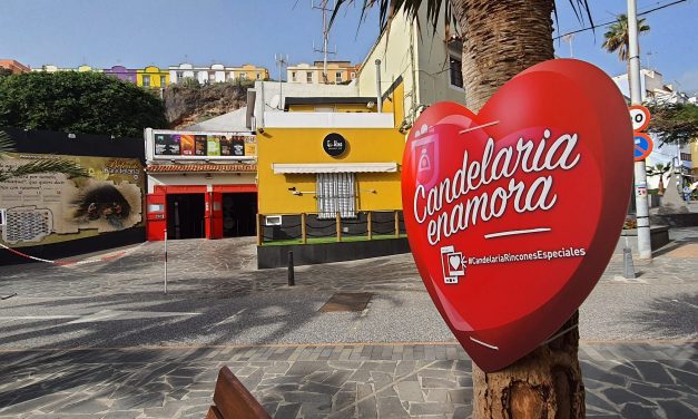 Candelaria engalana sus calles con corazones rojos por San Valentín 