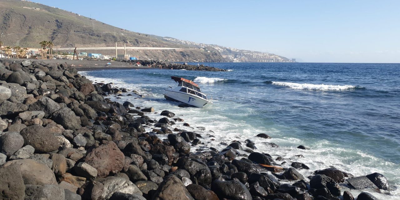 La Policía Local y Protección Civil rescatan en Candelaria un barco que encalló en Punta Larga 
