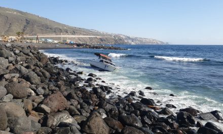 La Policía Local y Protección Civil rescatan en Candelaria un barco que encalló en Punta Larga 