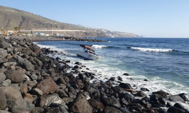 La Policía Local y Protección Civil rescatan en Candelaria un barco que encalló en Punta Larga 