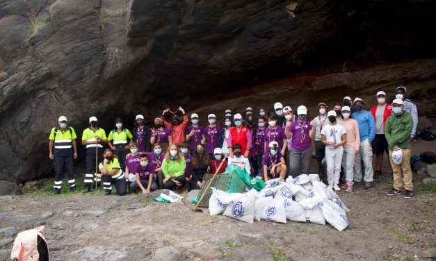 El voluntariado ambiental de Candelaria actúa en la Cueva de Añaco 