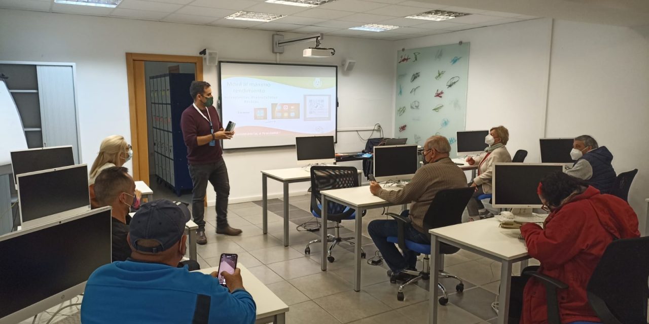 Inician los talleres prácticos del proyecto “Brecha Digital”  