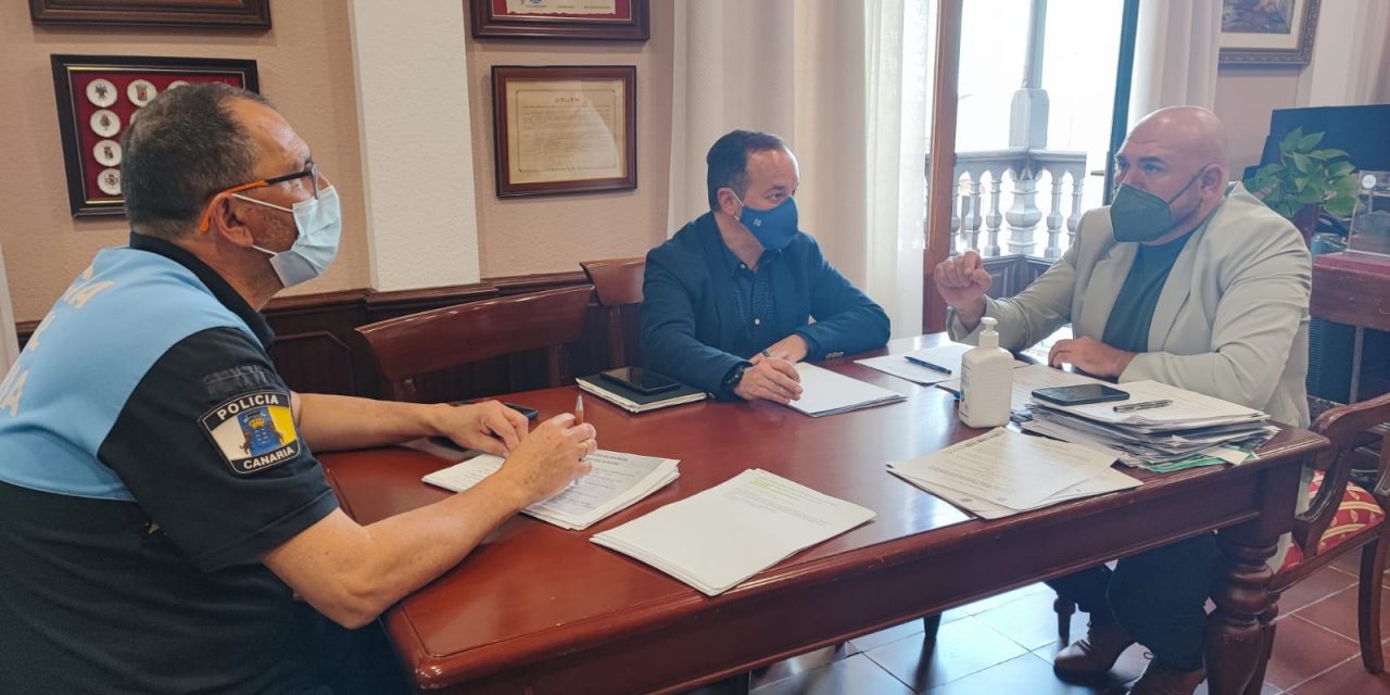 Reunión con el director insular de Carreteras para garantizar la seguridad en las vías insulares del municipio  