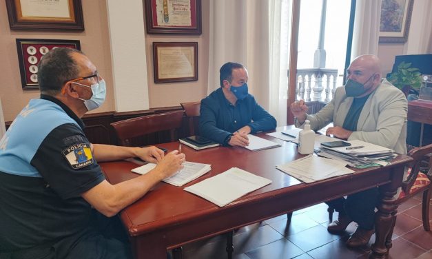 Reunión con el director insular de Carreteras para garantizar la seguridad en las vías insulares del municipio  