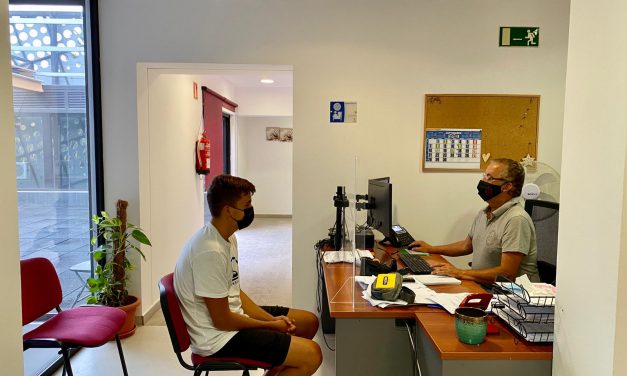 La concejalía de Educación ayuda a la ciudadanía de Candelaria a tramitar las becas generales ￼