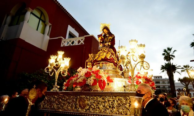 Una multitud venera al Gran Poder de Dios en las calles de Puerto de la Cruz 