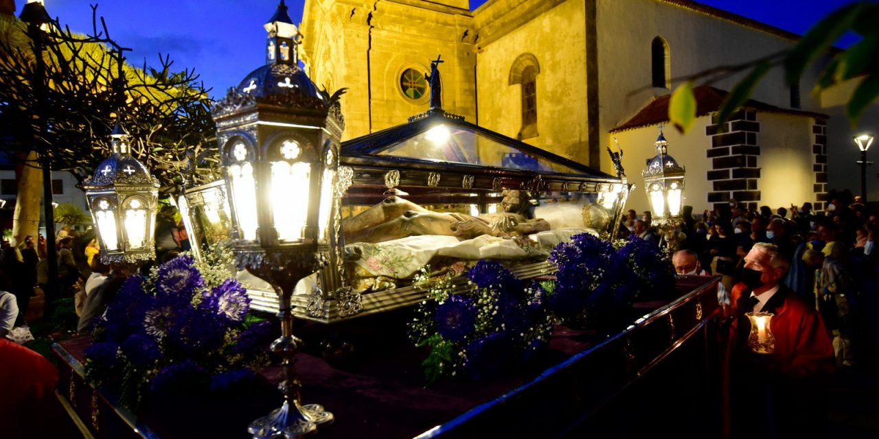 El Viernes Santo emociona en Puerto de la Cruz  