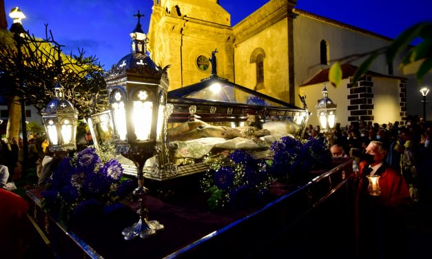 El Viernes Santo emociona en Puerto de la Cruz  