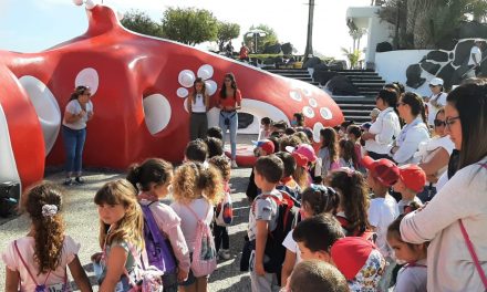 Escolares de El Sauzal conocen la obra y el mensaje de César Manrique en una ruta por el Complejo Turístico Costa Martiánez  