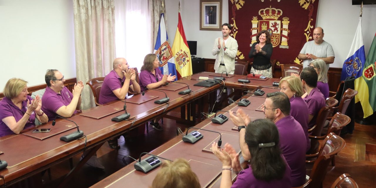 La alcaldesa de Tacoronte recibe al Grup de Danses D´Ontinyent de Valencia.