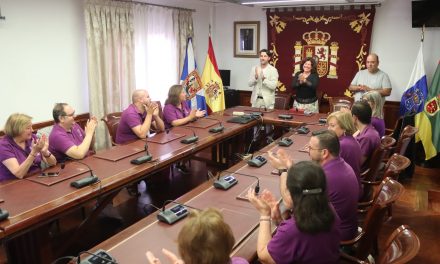 La alcaldesa de Tacoronte recibe al Grup de Danses D´Ontinyent de Valencia.