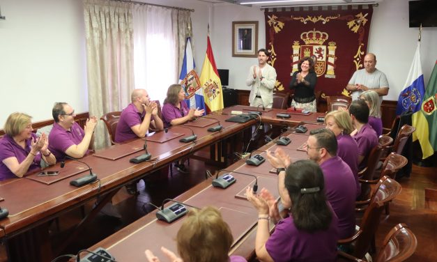 La alcaldesa de Tacoronte recibe al Grup de Danses D´Ontinyent de Valencia.