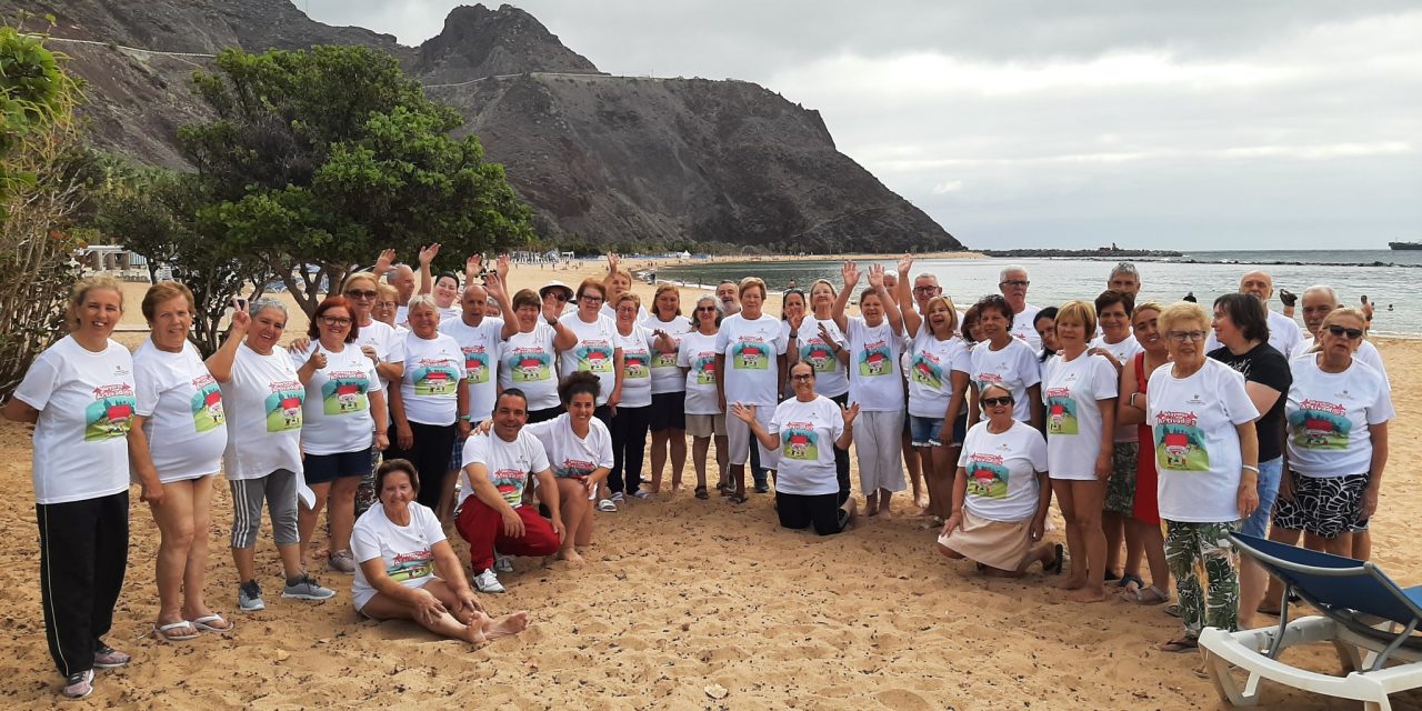 Mayores y mujeres de La Orotava disfrutan de actividades en el mar.