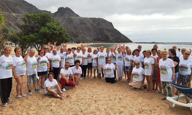 Mayores y mujeres de La Orotava disfrutan de actividades en el mar.