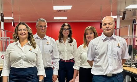 El Ayuntamiento de Arona dota de nuevos uniformes al personal del Servicio de Atención Ciudadana.