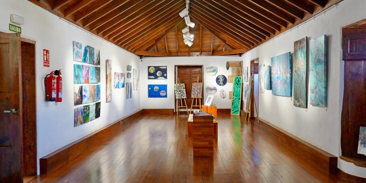 Margarita Barnas muestra su pintura ‘Fluida’ en la Casa de la Bodega de Arona Casco.