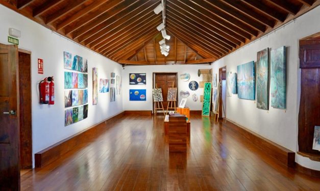 Margarita Barnas muestra su pintura ‘Fluida’ en la Casa de la Bodega de Arona Casco.