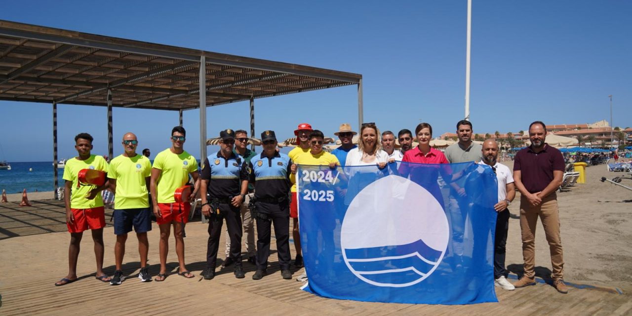 La Bandera Azul ya ondea en las playas de Arona.