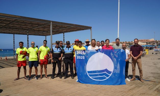 La Bandera Azul ya ondea en las playas de Arona.