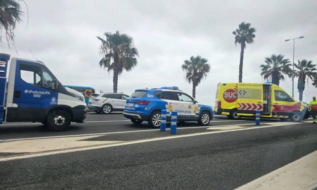 Dos personas quedan atrapadas en un coche tras un vuelco en la Avenida Marítima