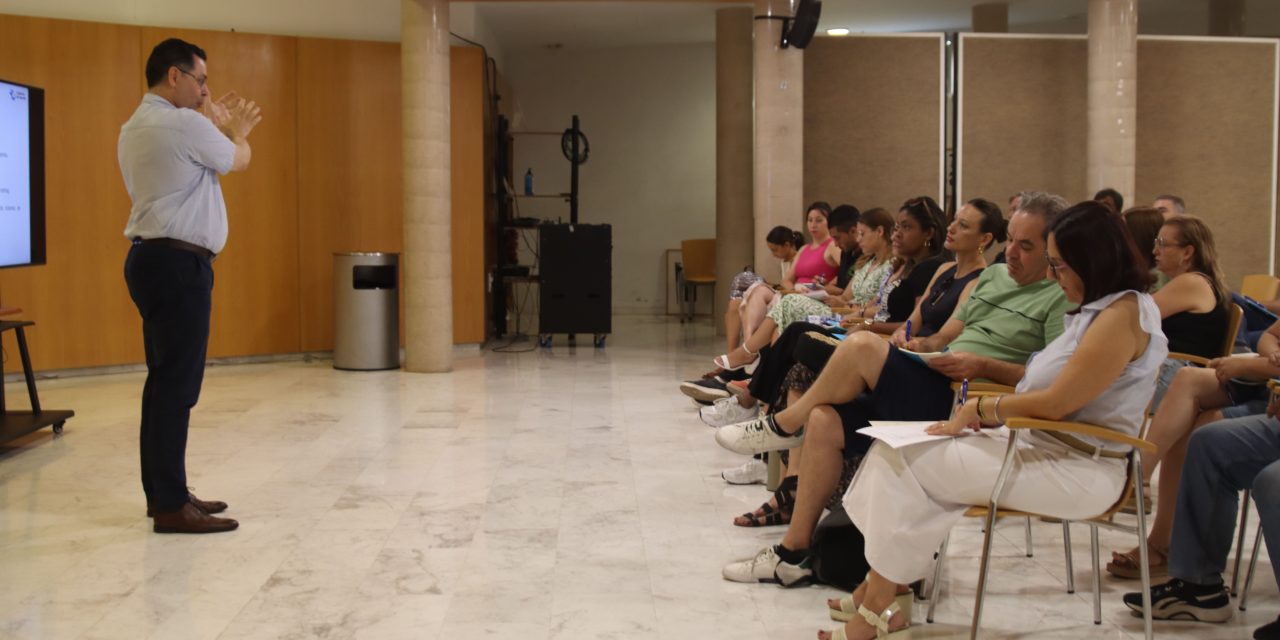 Guía de Isora acoge la sesión informativa de subvenciones para la reforma  de locales comerciales.