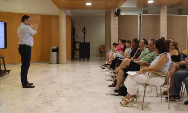 Guía de Isora acoge la sesión informativa de subvenciones para la reforma  de locales comerciales.