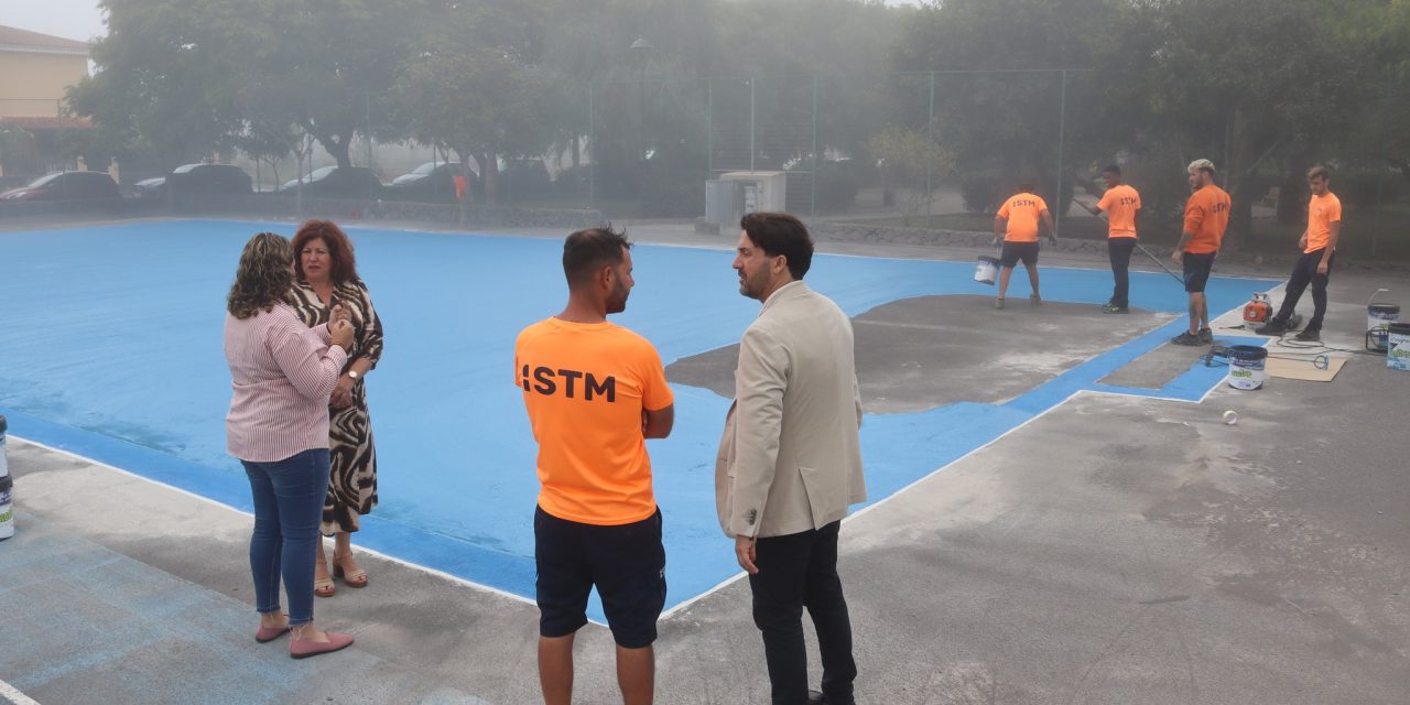 En marcha la construcción de una pista multi deporte en la urbanización La Atalaya.