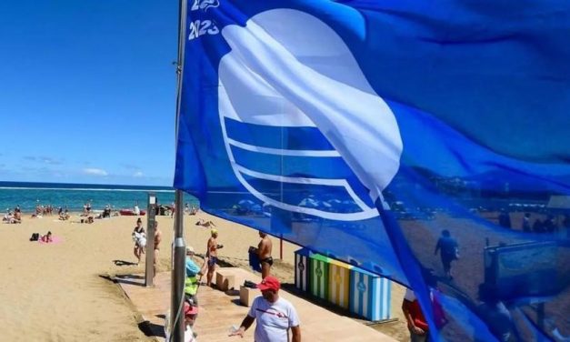 Izado de la Bandera Azul en Arona.