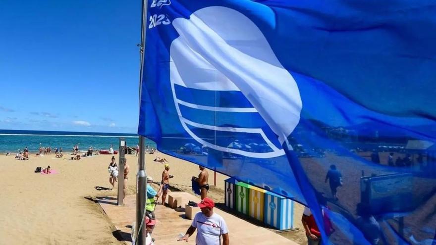 Izado de la Bandera Azul en Arona.