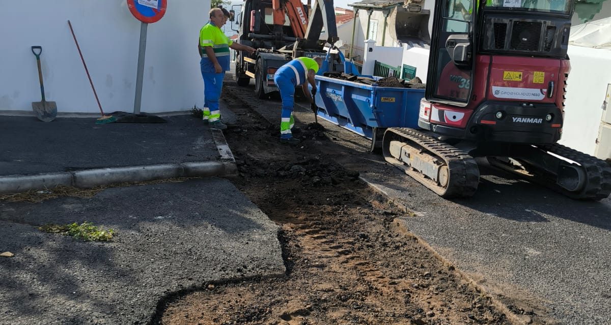 El Ayuntamiento de Arico mejora la red de abastecimiento de la calle Atalaya.
