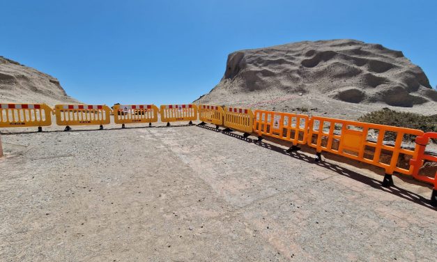 El Ayuntamiento de Arico actúa rápidamente para señalizar y vallar ante el desprendimiento en Tajao.