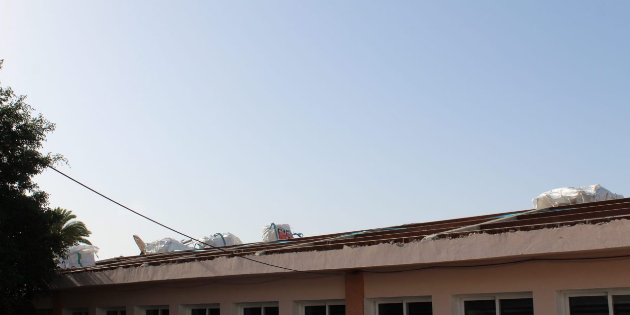 Obras de retirada del techo de amianto en el colegio de El Río, una demanda histórica.